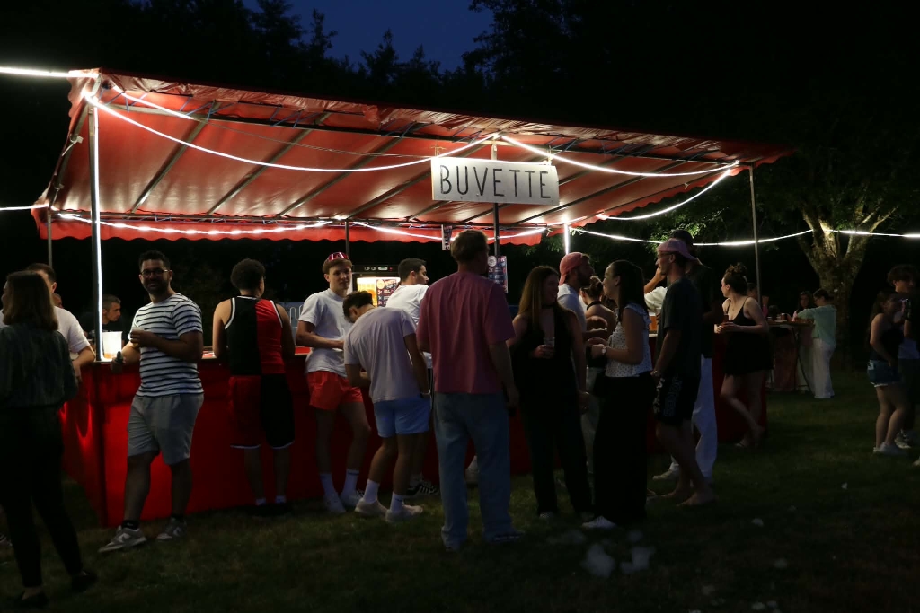 Le Comité des fêtes Ferronnais a organisé sa toute première soirée mousse, un évènement qui a rencontré un beau succès avec entre 200 et 300 participants venus profiter d'une soirée festive et conviviale.
Tout au long de la soirée, les participants ont dansé au rythme des sons entraînants de DJ Hugo, la plupart d'entre eux profitant pleinement de l'ambiance dans la mousse.
Côté restauration, deux food-trucks étaient présents pour satisfaire toutes les envies: hamburgers avec BIG BURGERS et pizzas.
La buvette du Comité des Fêtes a également contribué à la réussite de cette belle soirée.
Julie Esthétik était également de la partie et a proposé des séances de maquillage pour petits et grands tout au long de l'évènement, ajoutant une touche de couleur et de bonne humeur.
Grâce à une météo clémente, la fête s'est prolongée dans une ambiance chaleureuse et conviviale jusque tard dans la nuit.
Une première édition réussie qui en appelle d'autres.
RDV Le Samedi 12 JUIN 2027 pour la deuxième édition.